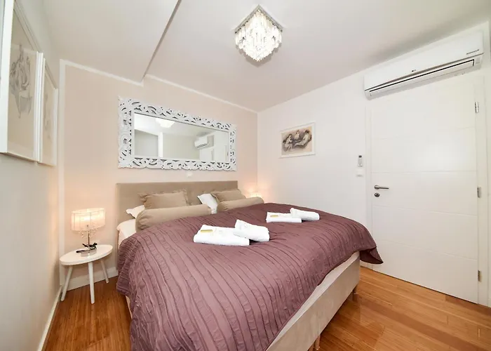 Mm Luxury Apartments Diamond & Silver
