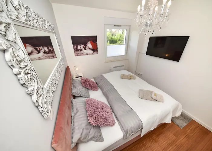 Mm Luxury Apartments Diamond & Silver