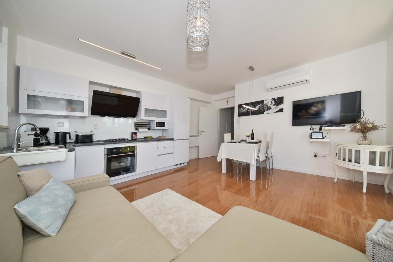 Mm Luxury Diamond & Silver Apartment *