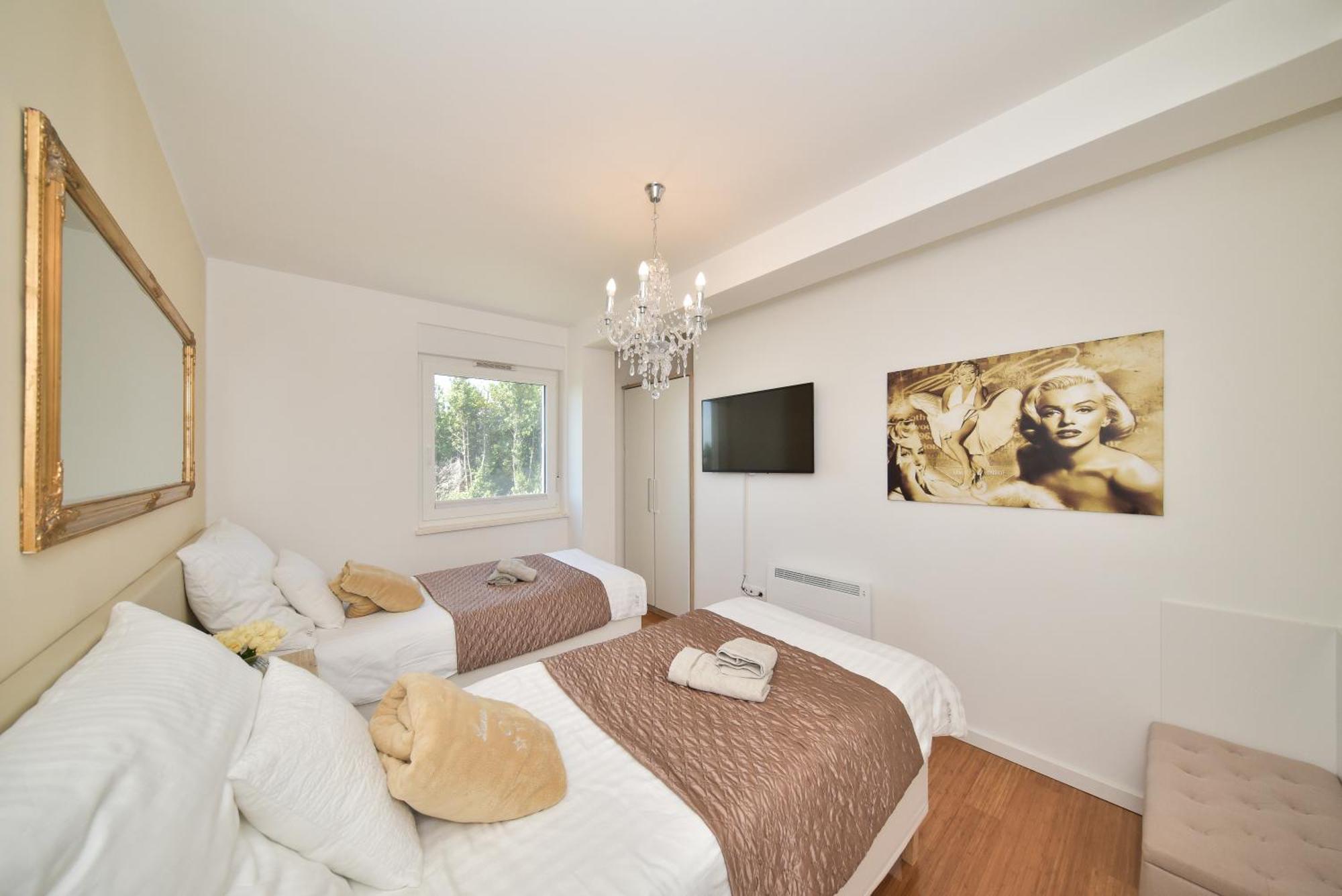 Apartment Mm Luxury Diamond & Silver *