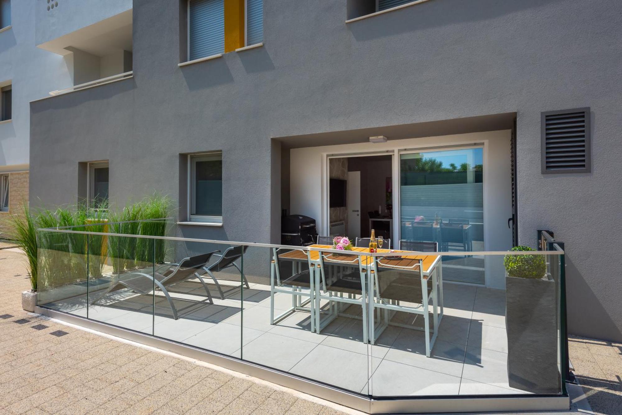 Mm Luxury Diamond & Silver Apartment *