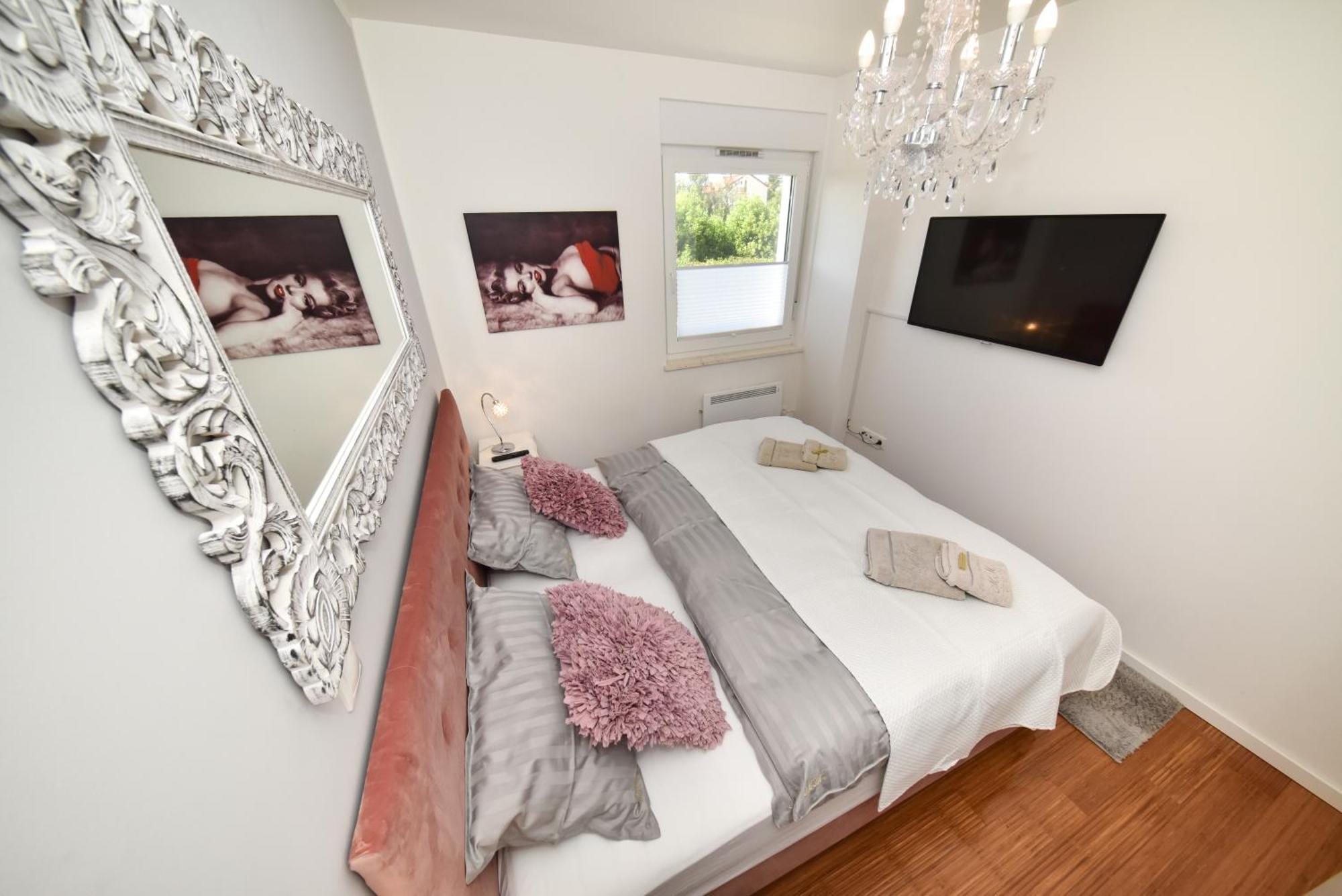 Apartment Mm Luxury Diamond & Silver